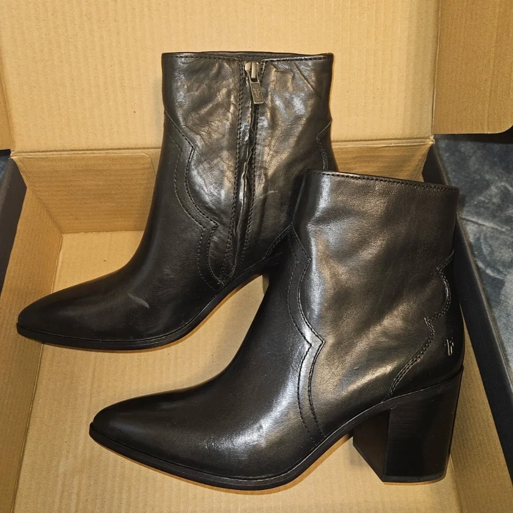 Like New Frye Flynn Short Inside Zip in black size 9.5 - Picture 1 of 2
